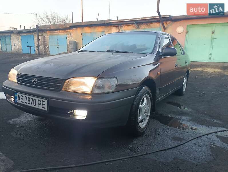 Седан Toyota Carina E 1993 в Першотравенске