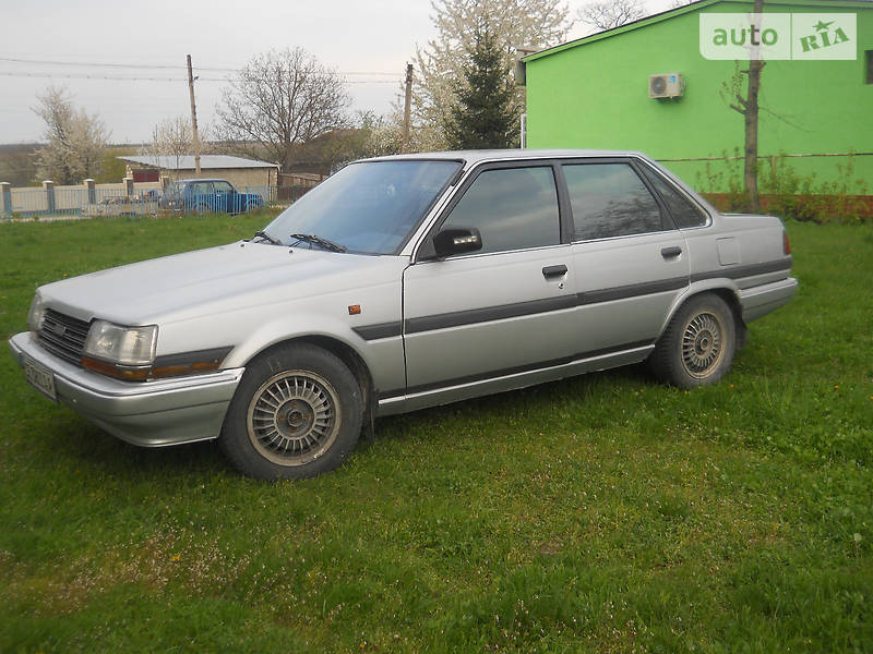 Седан Toyota Carina 1987 в Новоднестровске