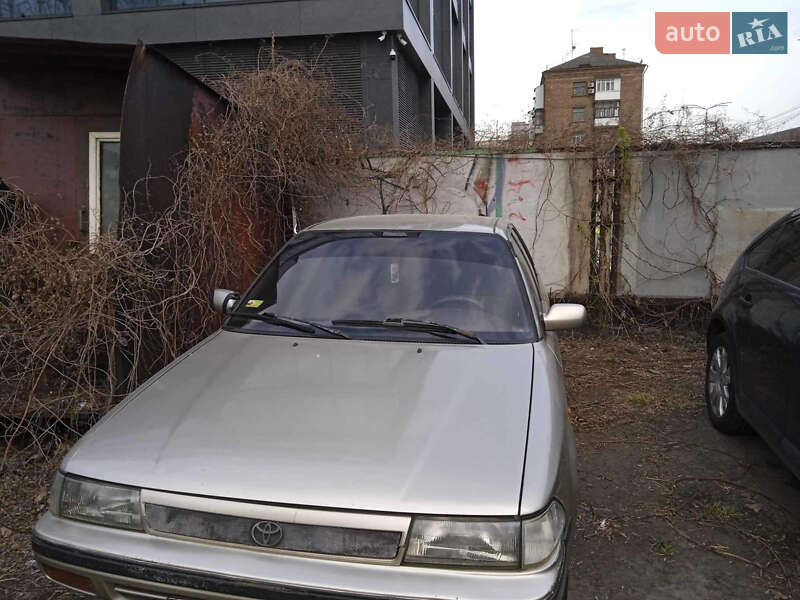 Седан Toyota Carina 1989 в Києві