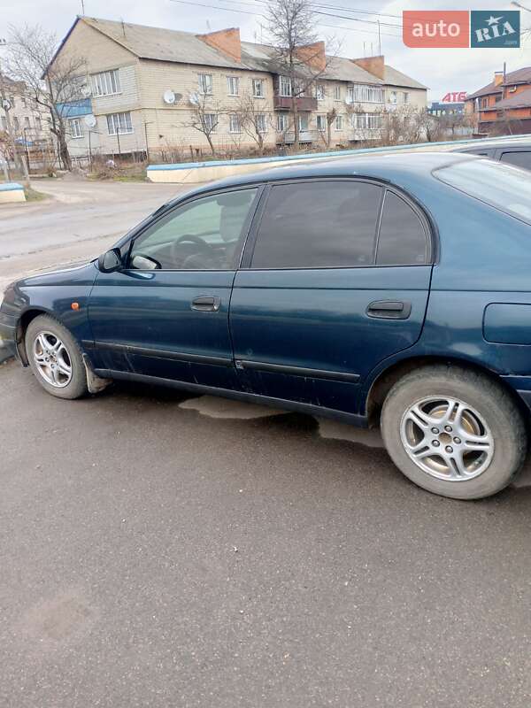 Седан Toyota Carina 1997 в Липовце