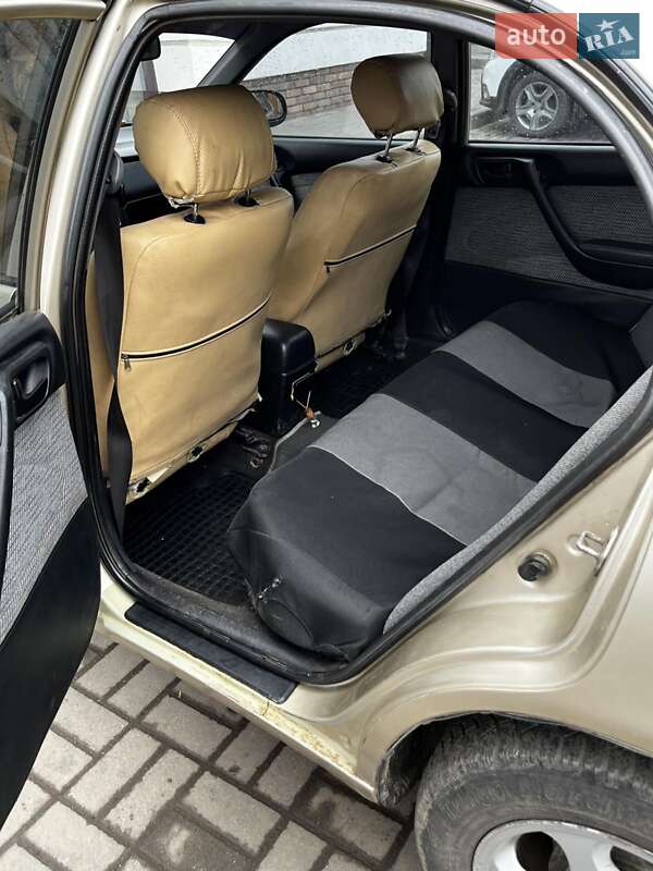 Седан Toyota Carina 1993 в Долинской