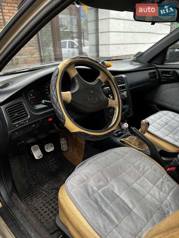 Седан Toyota Carina 1993 в Долинской