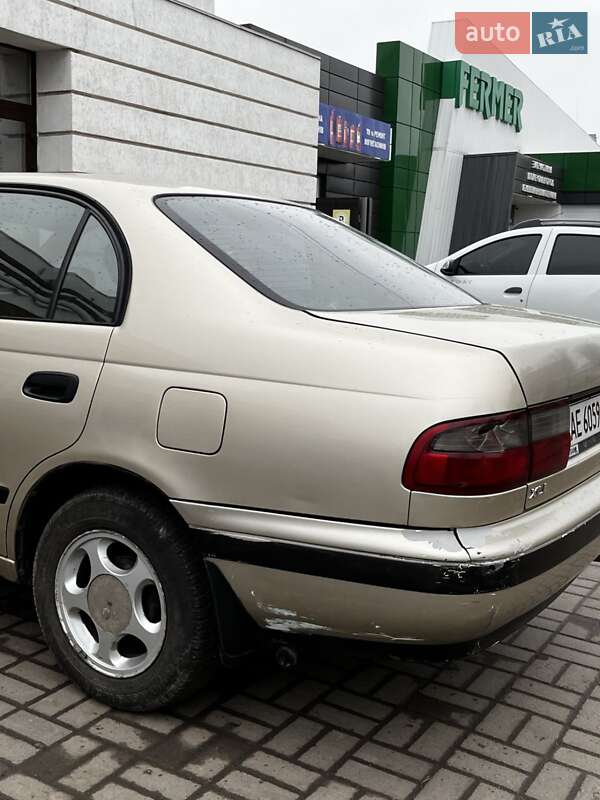 Седан Toyota Carina 1993 в Долинской