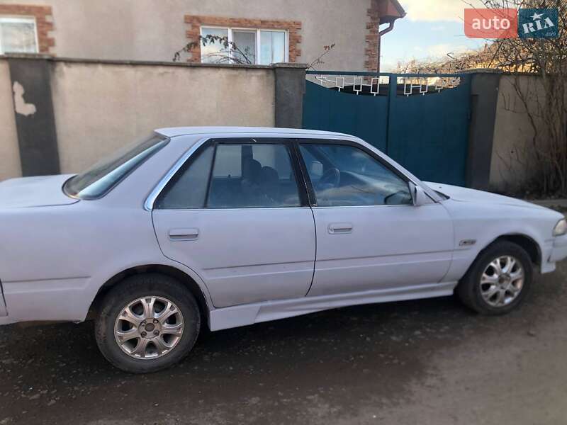 Седан Toyota Carina 1990 в 