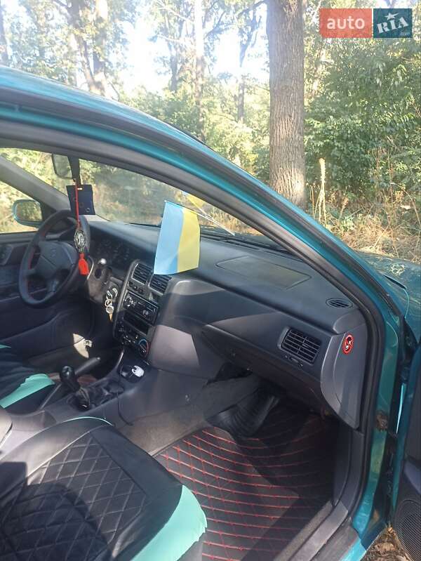 Седан Toyota Carina 1998 в Киеве