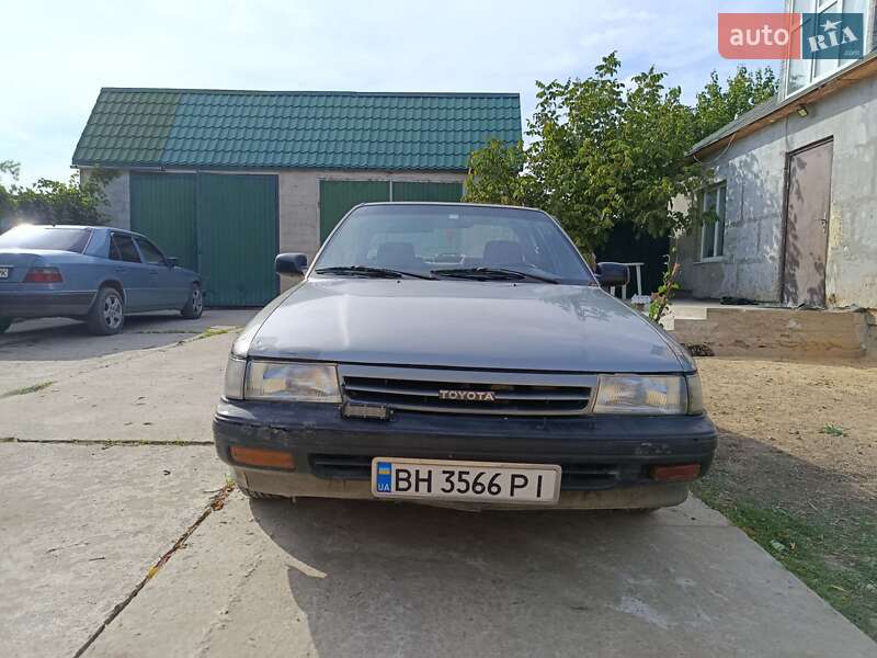 Седан Toyota Carina 1988 в Одесі