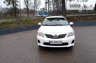 Седан Toyota Corolla 2011 в Ровно