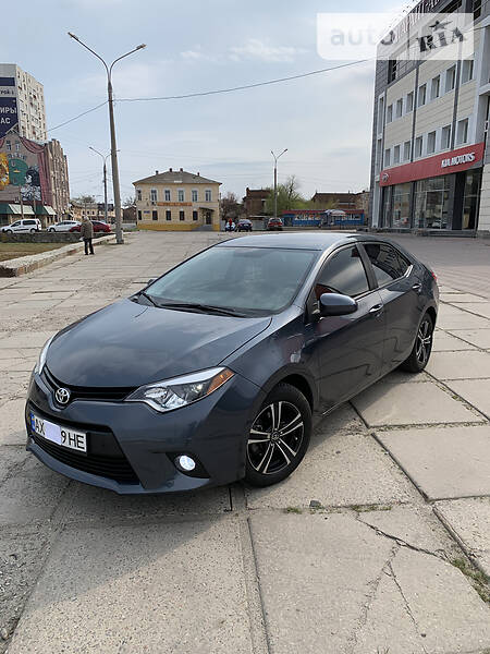 Седан Toyota Corolla 2015 в Маріуполі