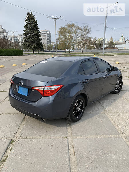 Седан Toyota Corolla 2015 в Маріуполі