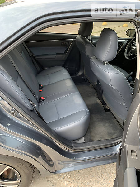 Седан Toyota Corolla 2015 в Маріуполі