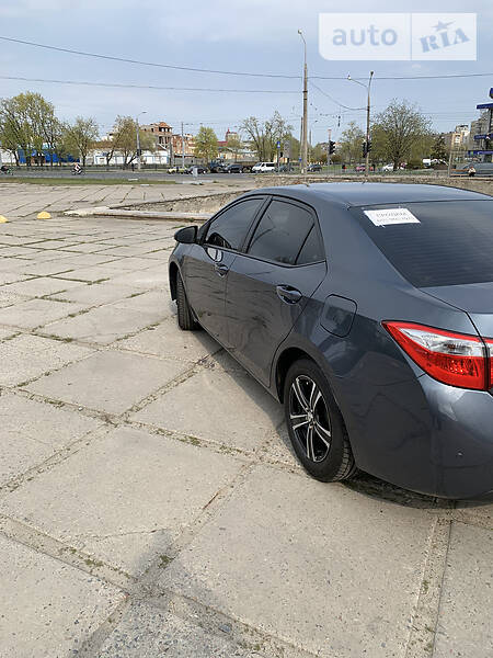 Седан Toyota Corolla 2015 в Маріуполі