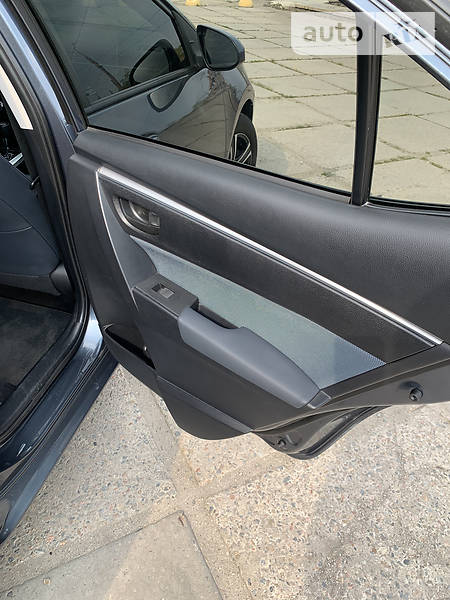Седан Toyota Corolla 2015 в Маріуполі