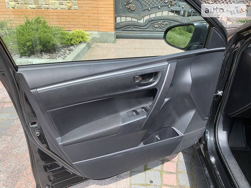 Седан Toyota Corolla 2015 в Пирятині