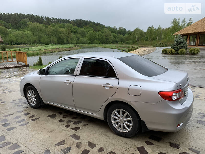 Седан Toyota Corolla 2011 в Львові