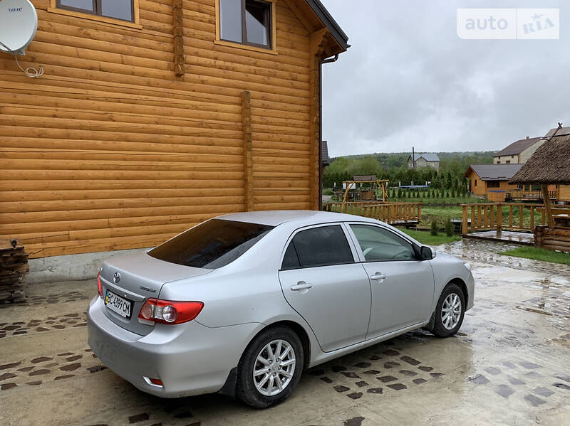 Седан Toyota Corolla 2011 в Львові