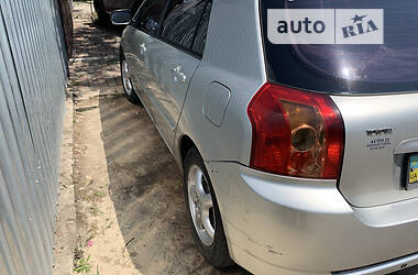 Хэтчбек Toyota Corolla 2005 в 