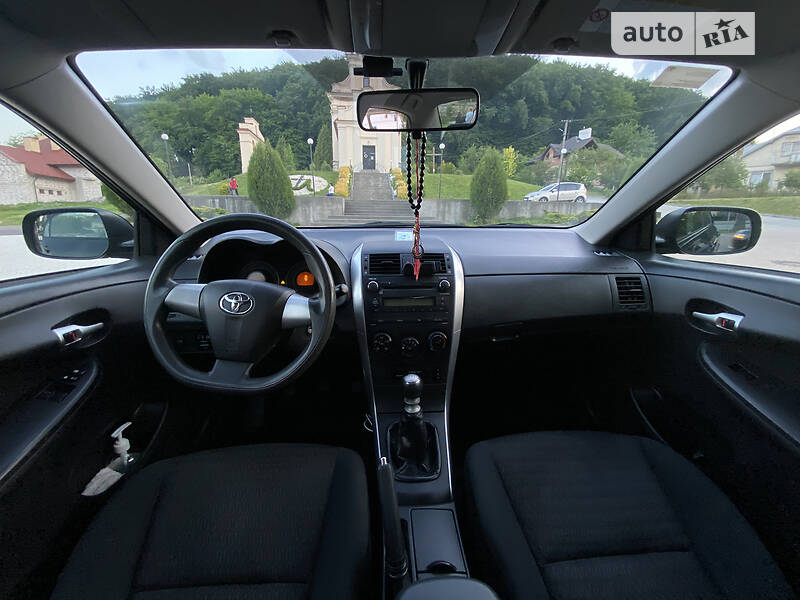Седан Toyota Corolla 2010 в Львове