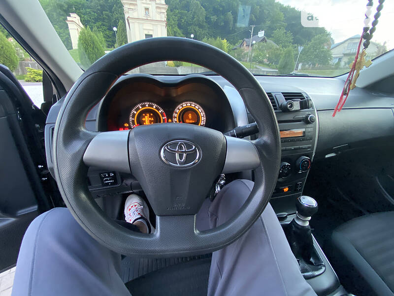 Седан Toyota Corolla 2010 в Львове