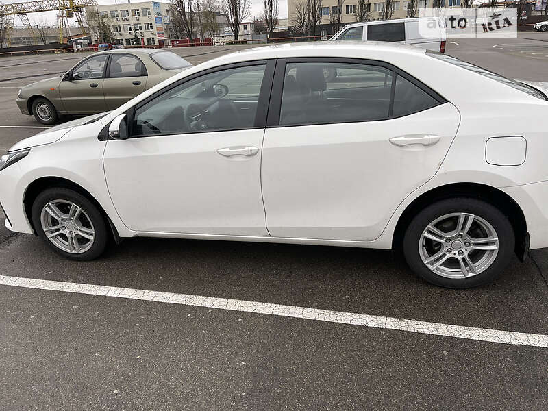 Седан Toyota Corolla 2017 в Киеве