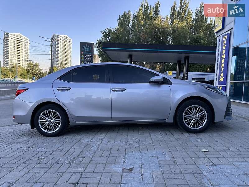 Седан Toyota Corolla 2018 в Днепре