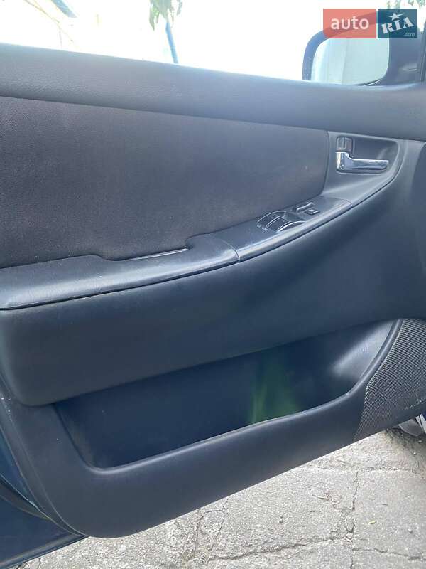 Седан Toyota Corolla 2005 в Полтаві