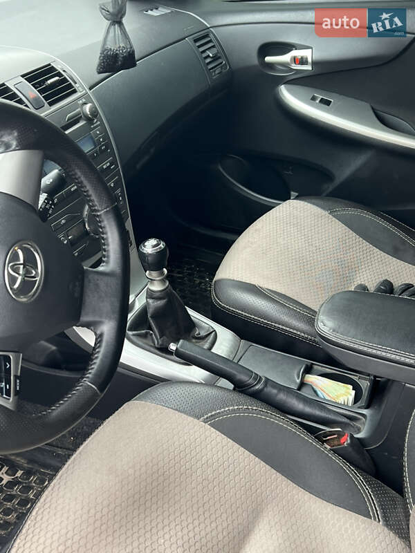 Седан Toyota Corolla 2011 в Мерефа