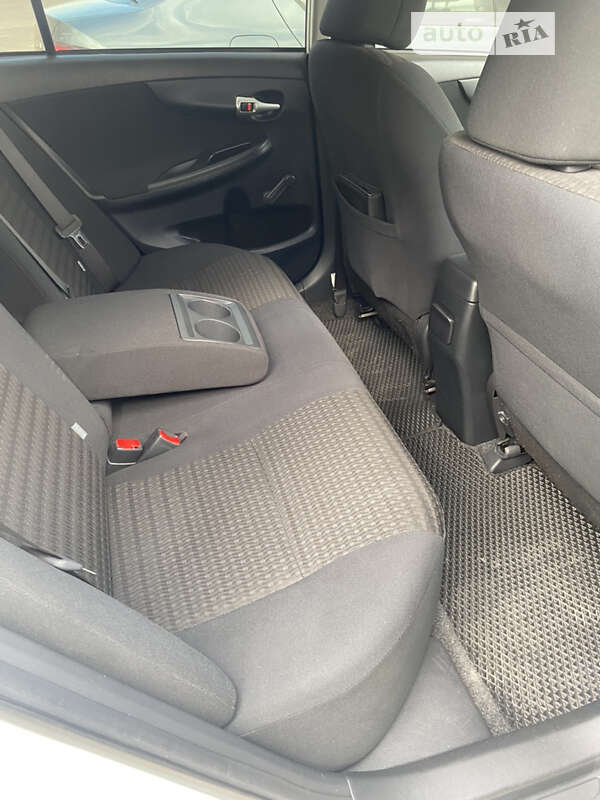 Седан Toyota Corolla 2011 в Сумах