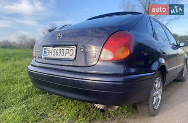 Хэтчбек Toyota Corolla 2000 в 