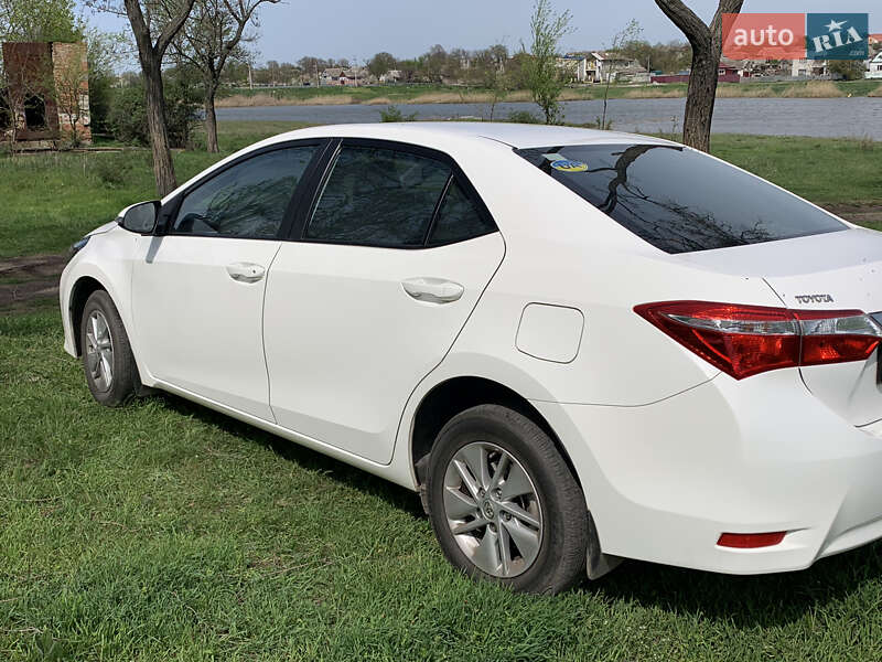 Седан Toyota Corolla 2014 в Кривому Розі