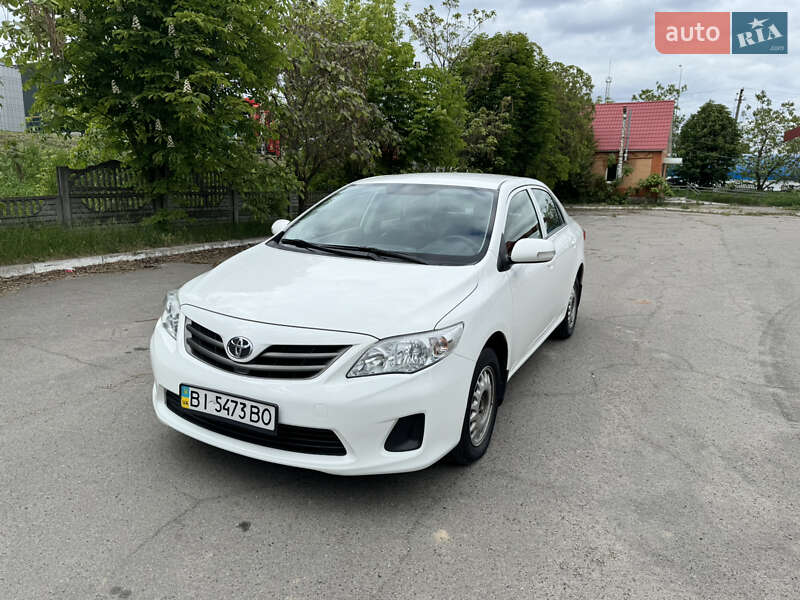 Седан Toyota Corolla 2012 в Хороле