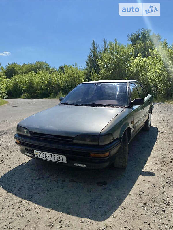 Седан Toyota Corolla 1988 в Немирове