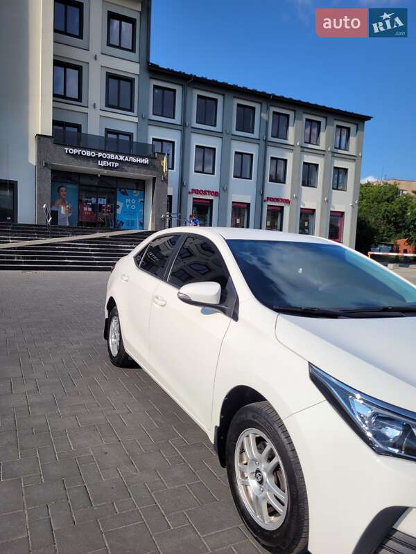 Седан Toyota Corolla 2017 в Коломые