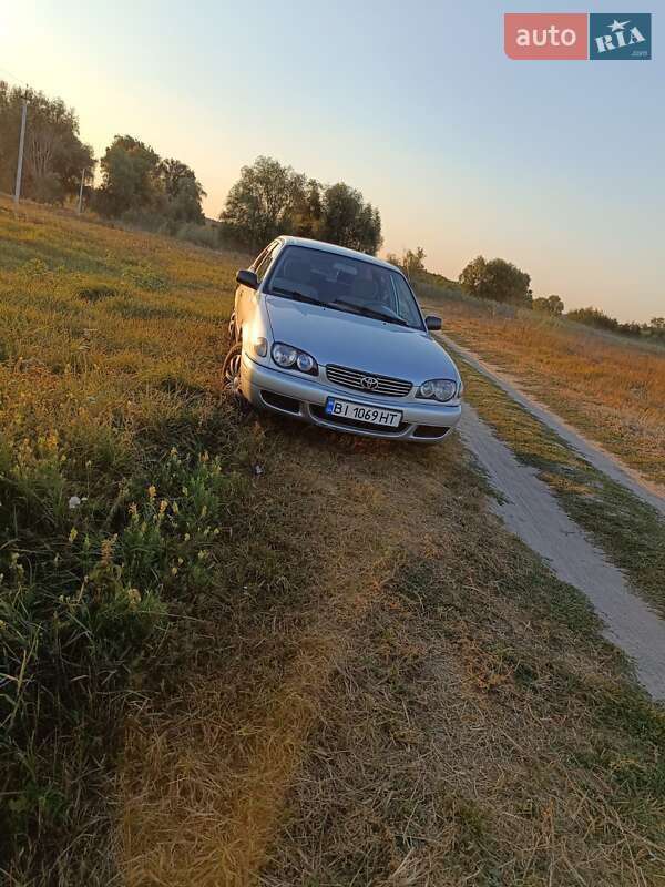 Седан Toyota Corolla 2001 в Нових Санжарах