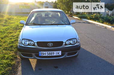 Седан Toyota Corolla 2000 в Авангарді