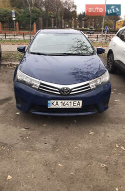 Седан Toyota Corolla 2016 в Киеве