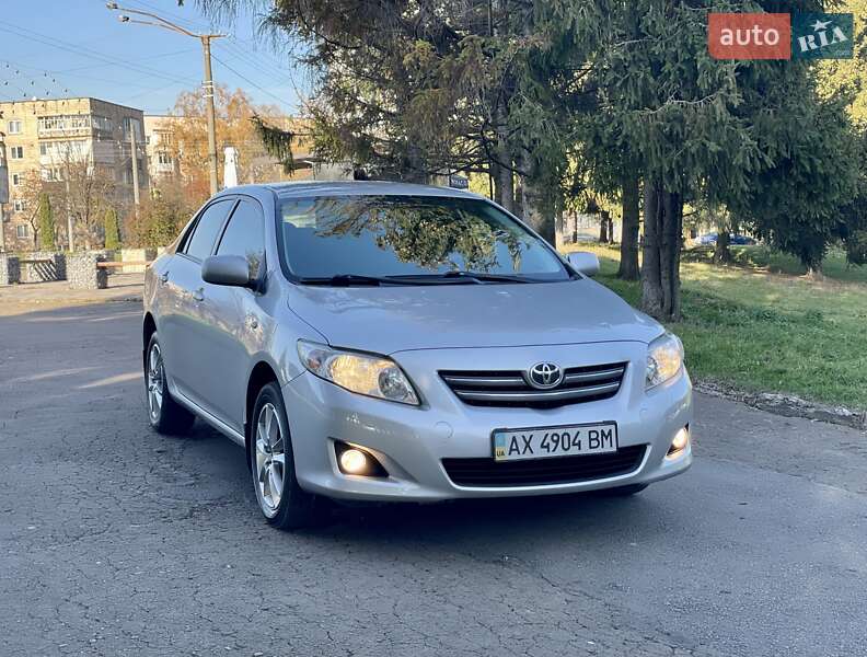 Седан Toyota Corolla 2008 в Ровно