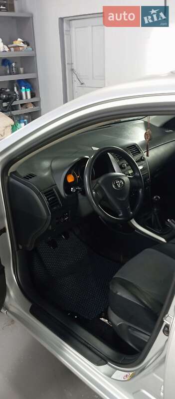 Седан Toyota Corolla 2008 в Золочеве