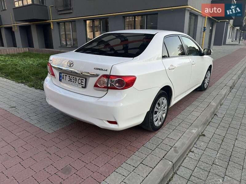 Седан Toyota Corolla 2012 в Ивано-Франковске