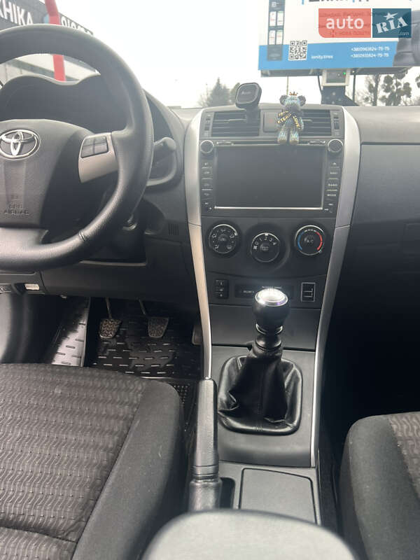 Седан Toyota Corolla 2011 в Виннице
