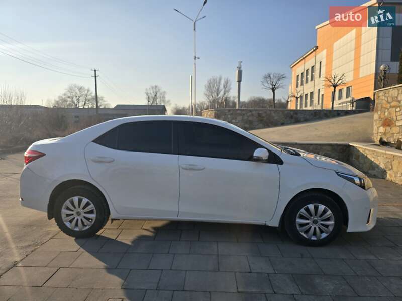 Седан Toyota Corolla 2015 в Сокирянах