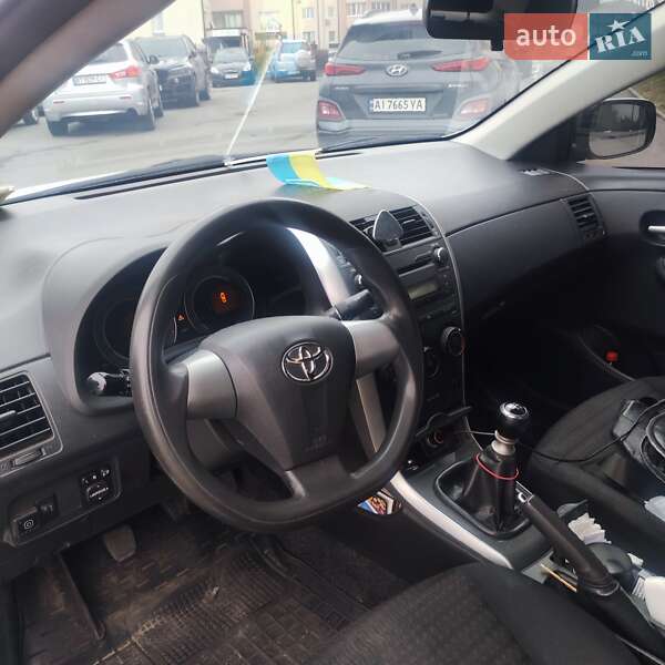 Седан Toyota Corolla 2010 в Києві