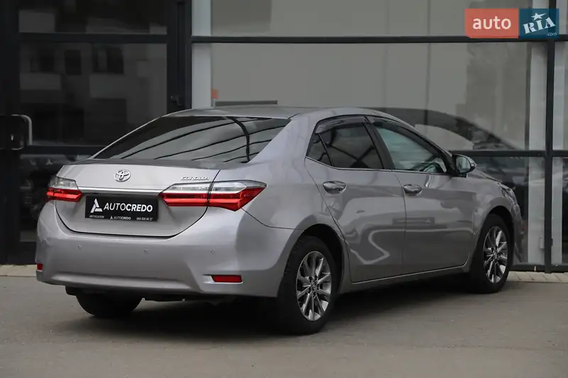 Седан Toyota Corolla 2018 в 
