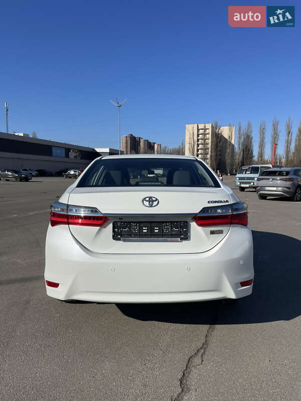Седан Toyota Corolla 2016 в Киеве