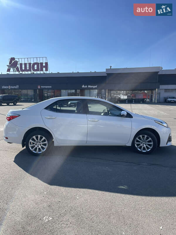 Седан Toyota Corolla 2016 в Киеве