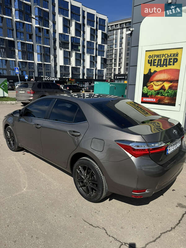 Седан Toyota Corolla 2016 в Ивано-Франковске