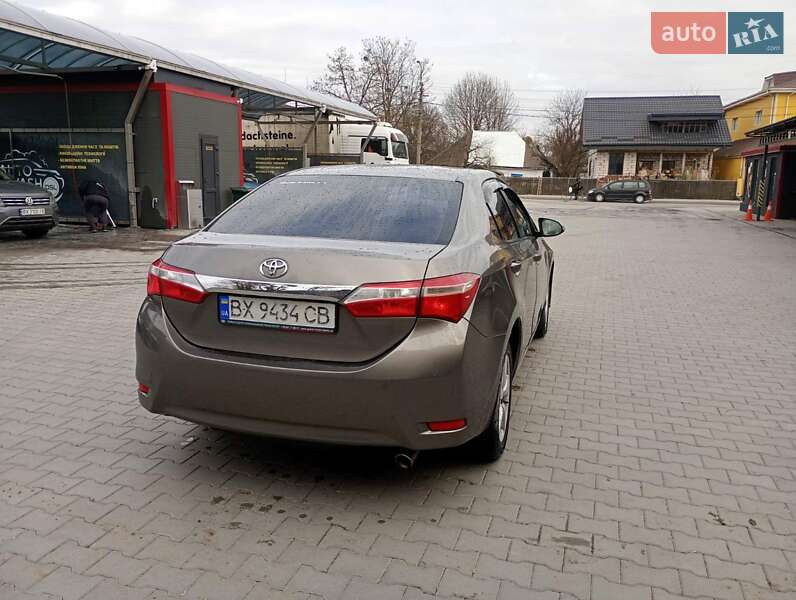 Седан Toyota Corolla 2013 в Мирополі