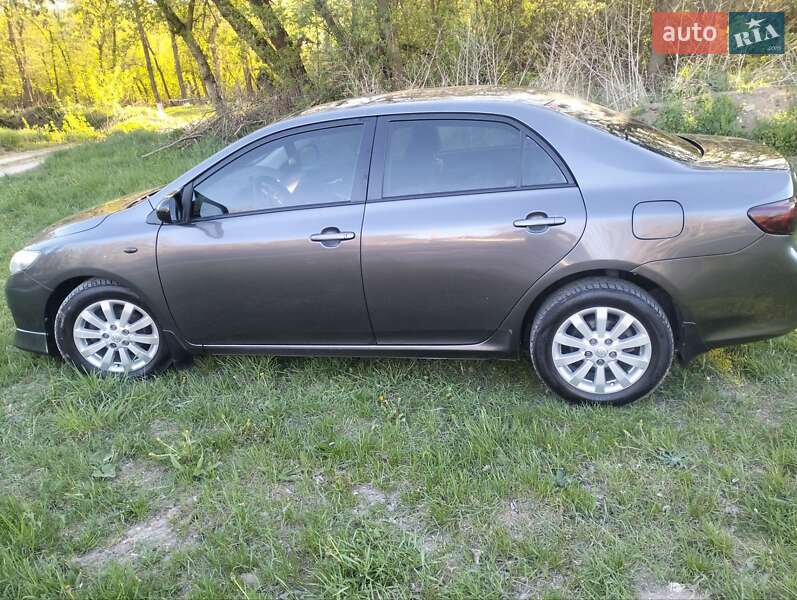 Седан Toyota Corolla 2010 в Мурованих Курилівцях
