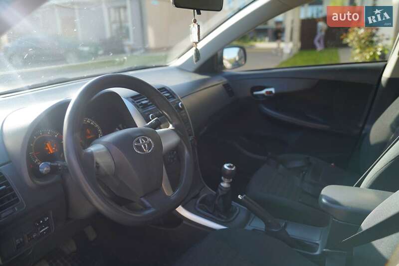 Седан Toyota Corolla 2011 в Хмельницькому