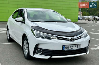 Седан Toyota Corolla 2016 в Киеве