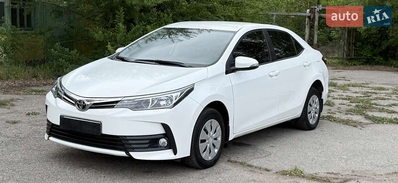 Седан Toyota Corolla 2017 в 